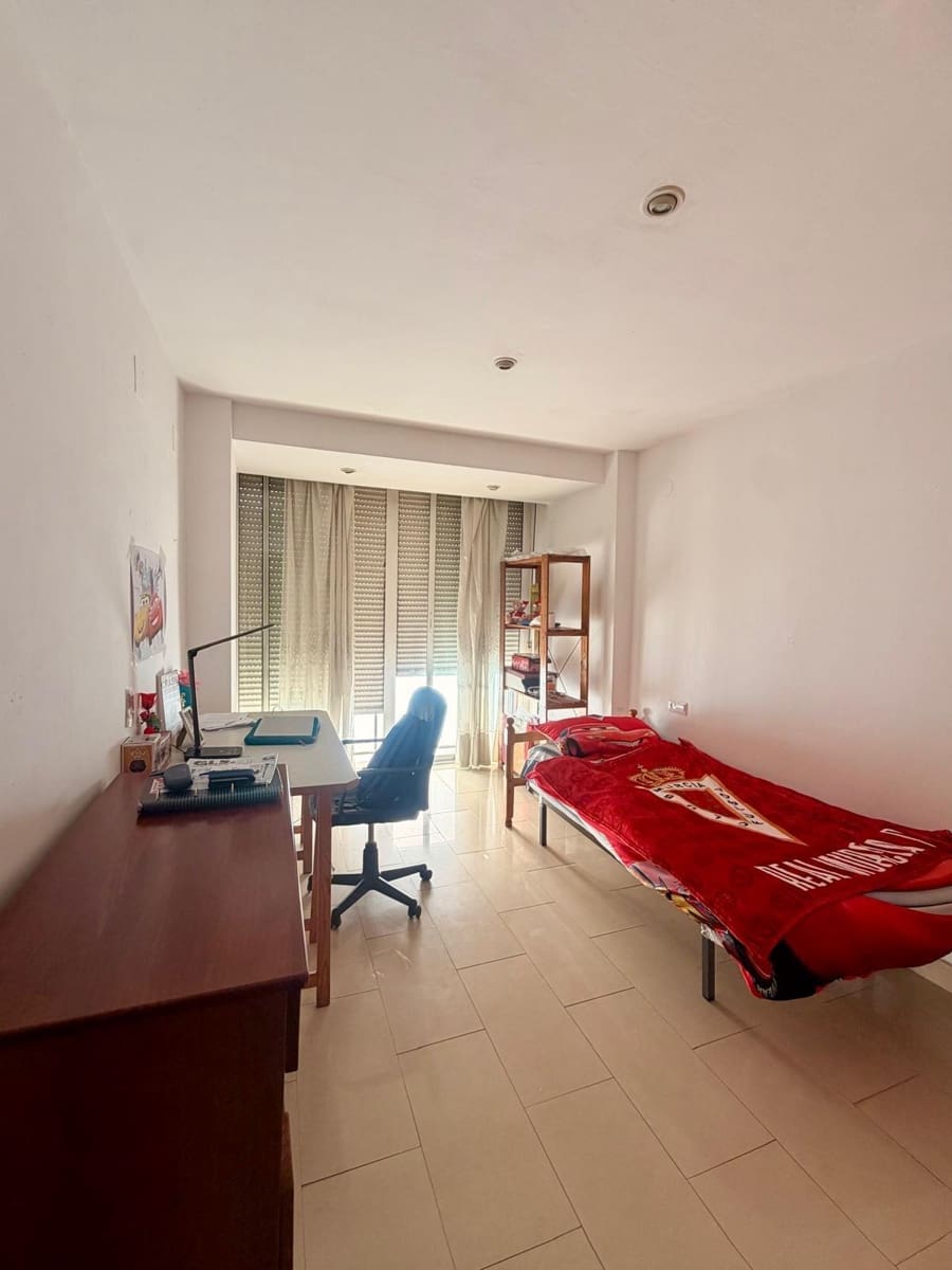 4 bedroom Flat for rent in Granada city - € 1,300 (Ref: 9679993)