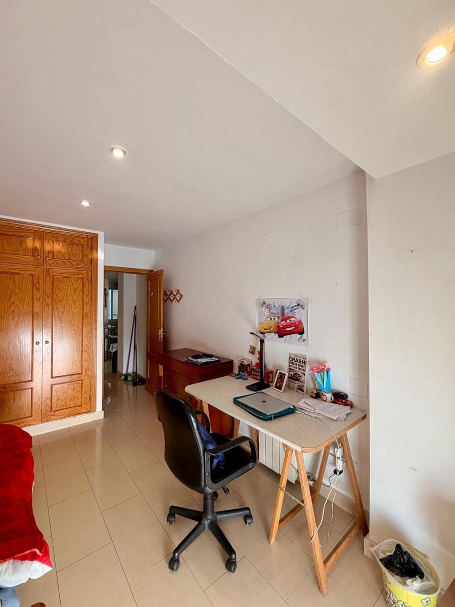 4 bedroom Flat for rent in Granada city - € 1,300 (Ref: 9679993)