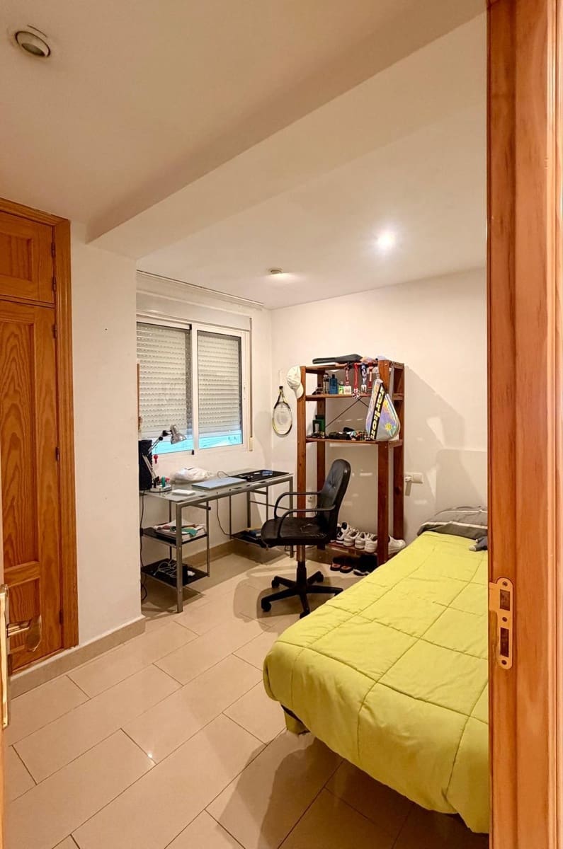 4 bedroom Flat for rent in Granada city - € 1,300 (Ref: 9679993)