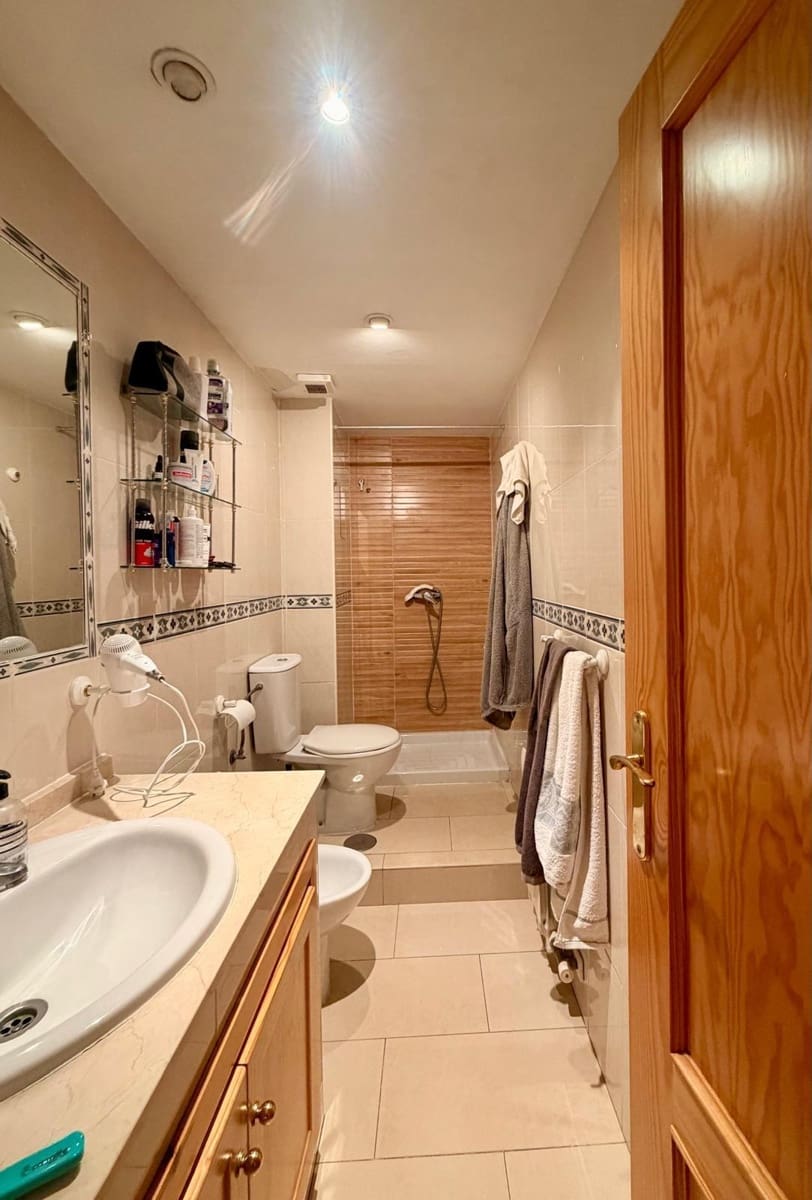 4 bedroom Flat for rent in Granada city - € 1,300 (Ref: 9679993)