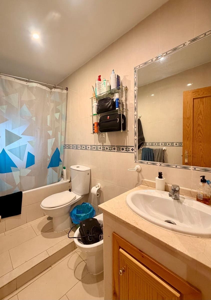 4 bedroom Flat for rent in Granada city - € 1,300 (Ref: 9679993)