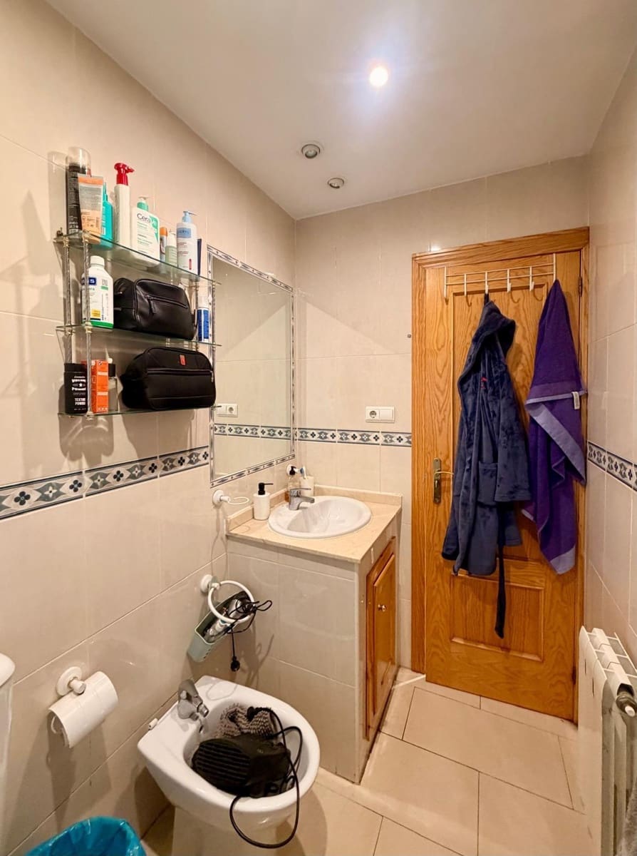 4 bedroom Flat for rent in Granada city - € 1,300 (Ref: 9679993)