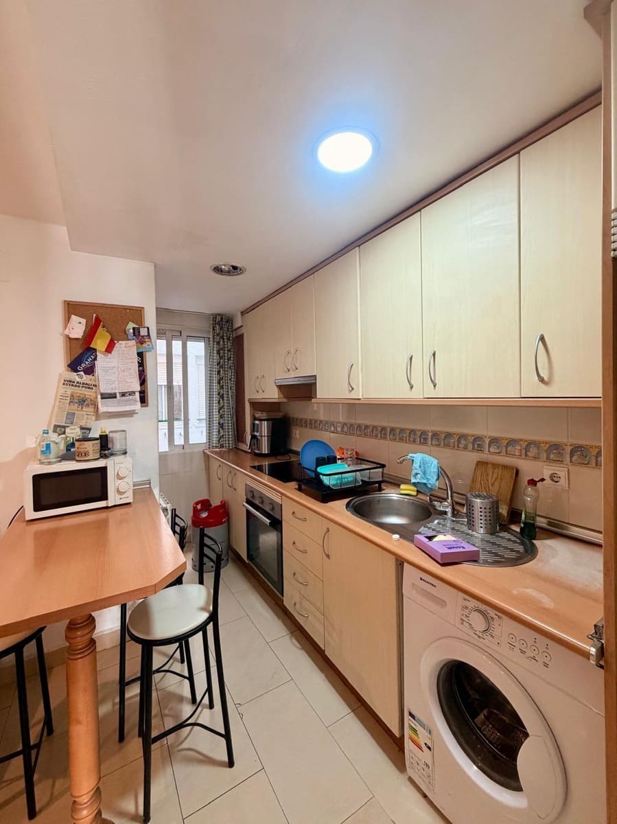 4 bedroom Flat for rent in Granada city - € 1,300 (Ref: 9679993)