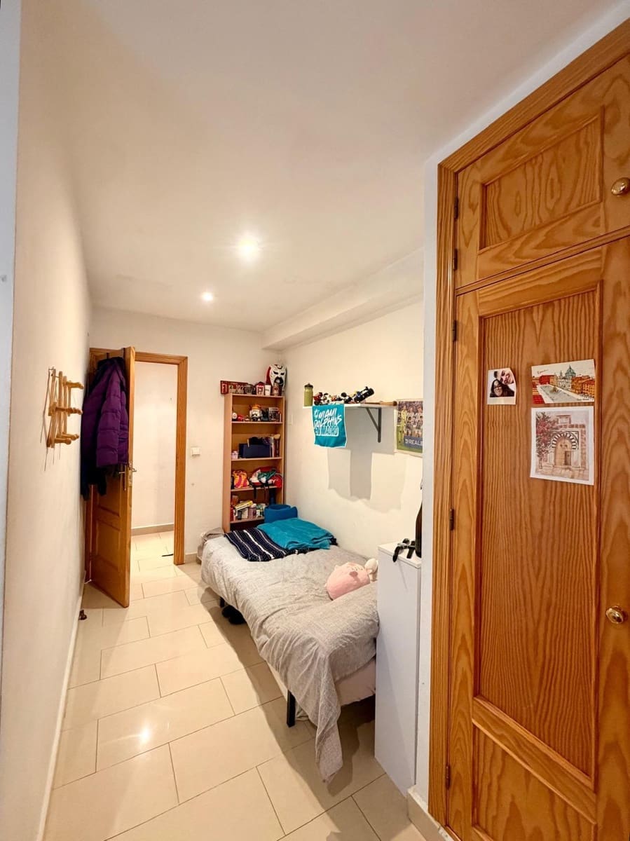 4 bedroom Flat for rent in Granada city - € 1,300 (Ref: 9679993)