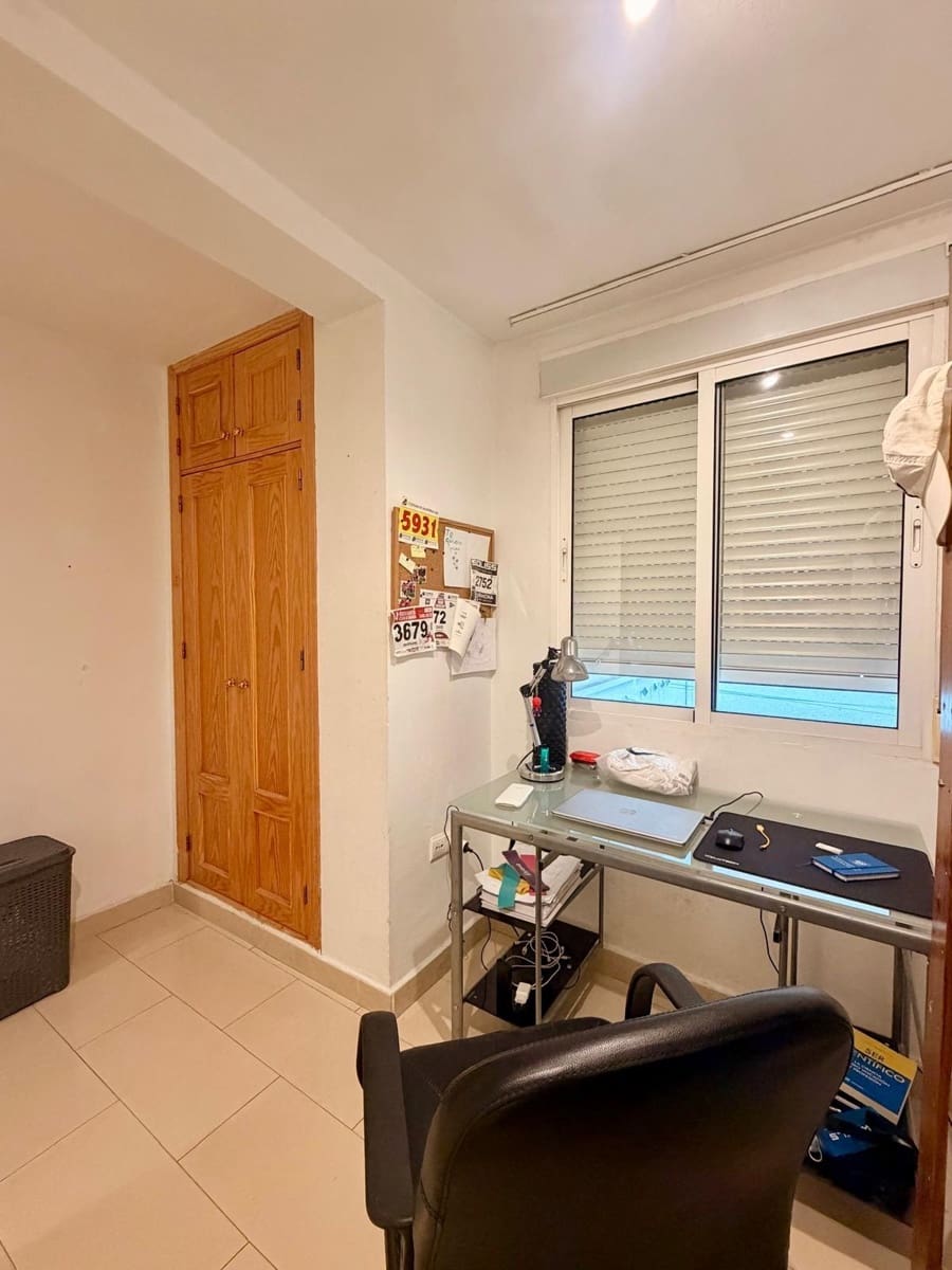 4 bedroom Flat for rent in Granada city - € 1,300 (Ref: 9679993)