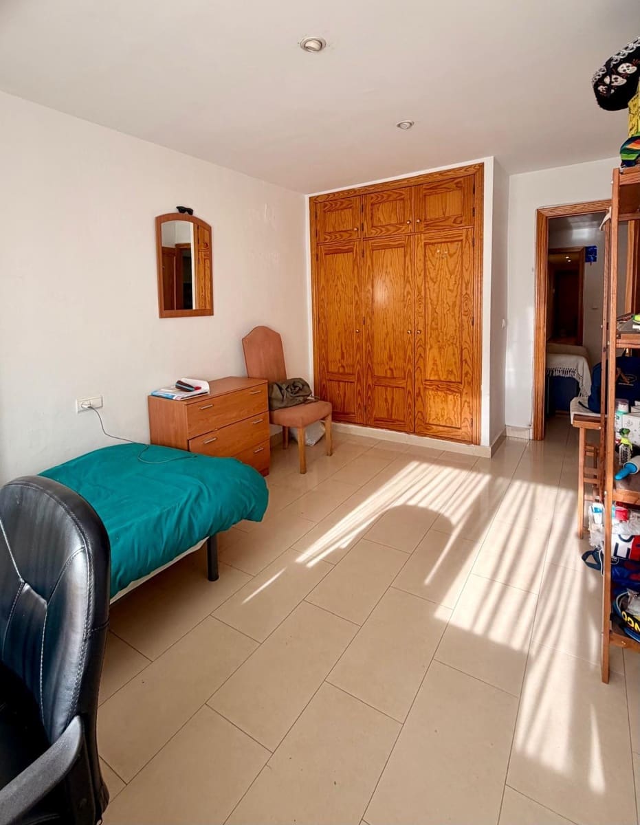 4 bedroom Flat for rent in Granada city - € 1,300 (Ref: 9679993)