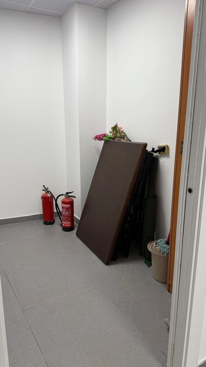 Commercial for rent in Las Gabias - € 950 (Ref: 9715115)