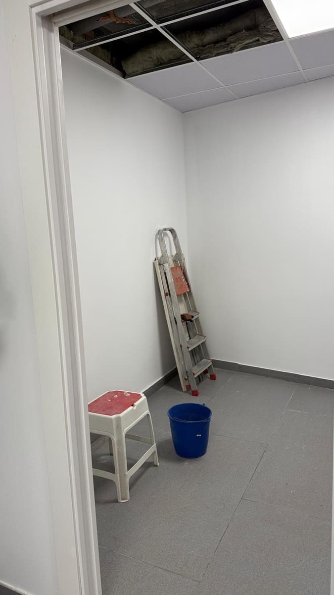 Commercial for rent in Las Gabias - € 950 (Ref: 9715115)