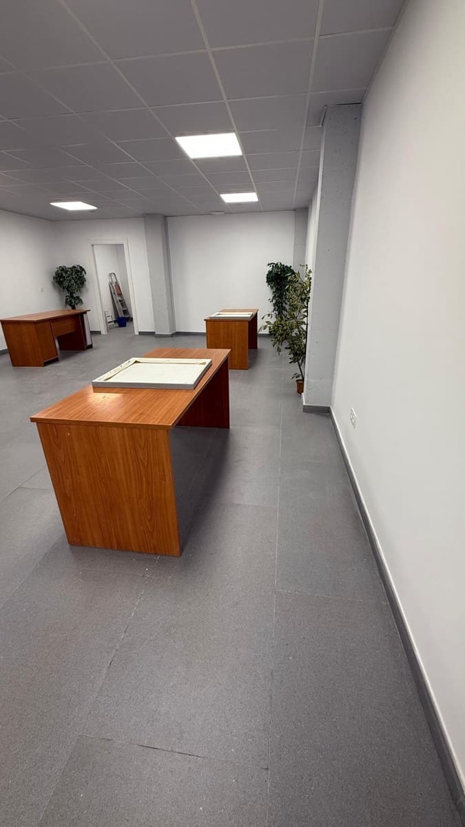 Commercial for rent in Las Gabias - € 950 (Ref: 9715115)