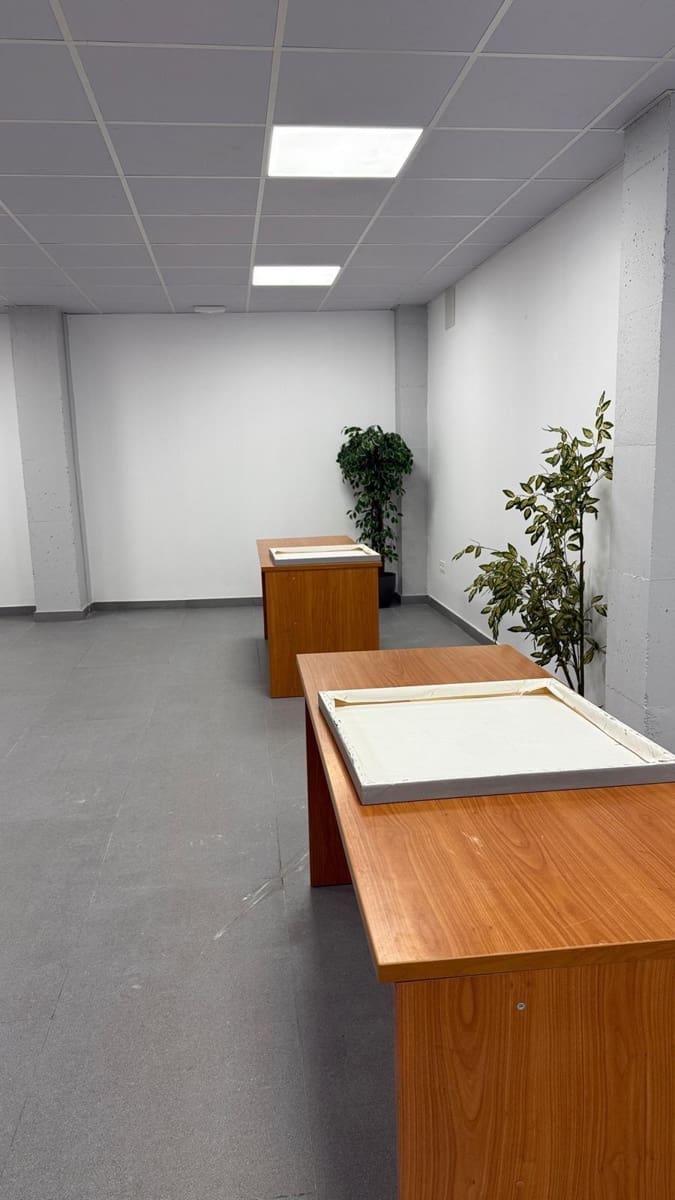 Commercial for rent in Las Gabias - € 950 (Ref: 9715115)