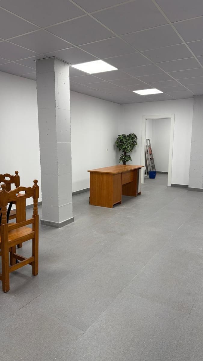 Commercial for rent in Las Gabias - € 950 (Ref: 9715115)