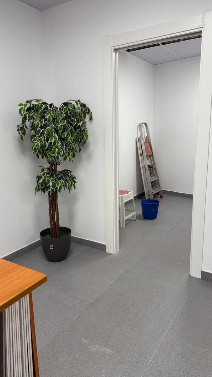 Commercial for rent in Las Gabias - € 950 (Ref: 9715115)