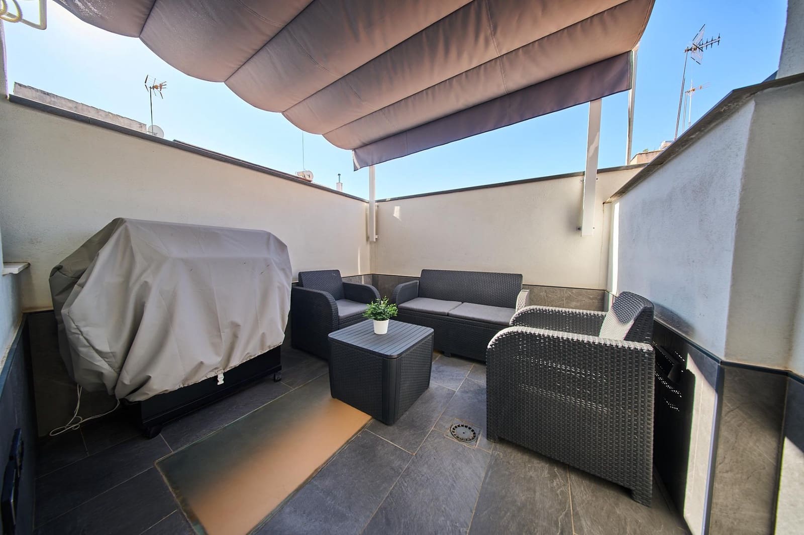 3 bedroom Terraced Villa for sale in Granada city with garage - € 410,000 (Ref: 9735780)