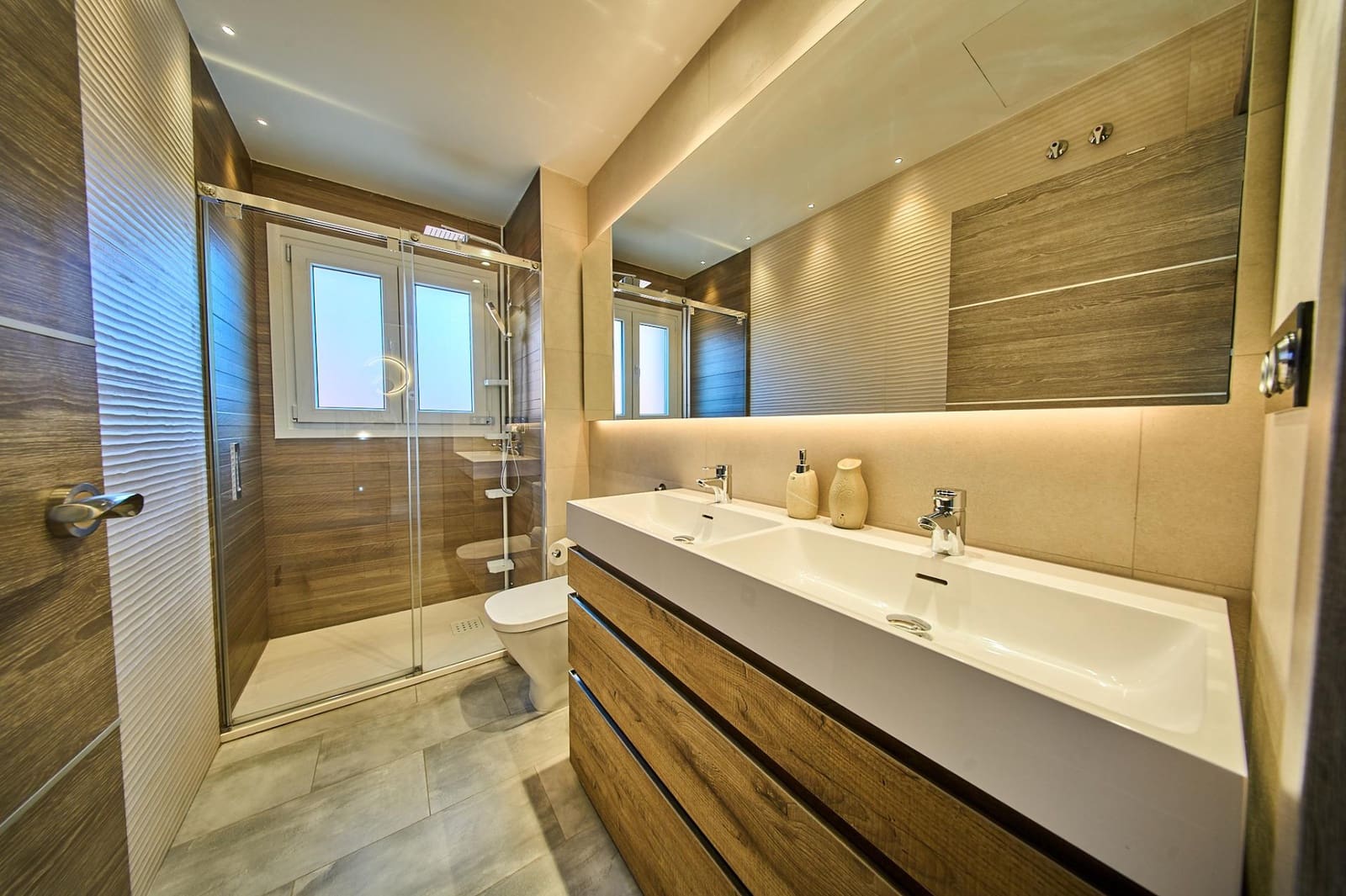 3 bedroom Terraced Villa for sale in Granada city with garage - € 410,000 (Ref: 9735780)