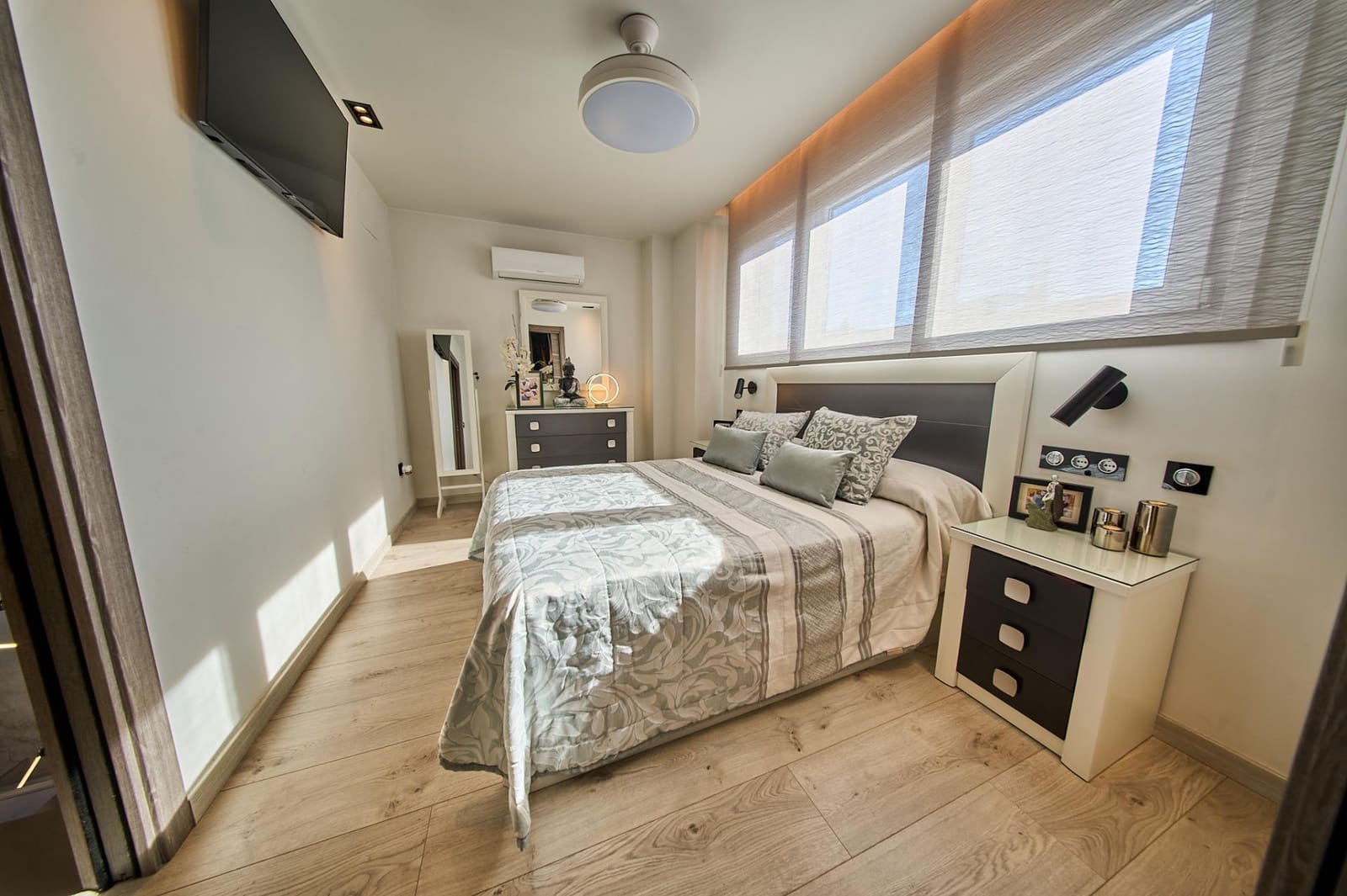 3 bedroom Terraced Villa for sale in Granada city with garage - € 410,000 (Ref: 9735780)