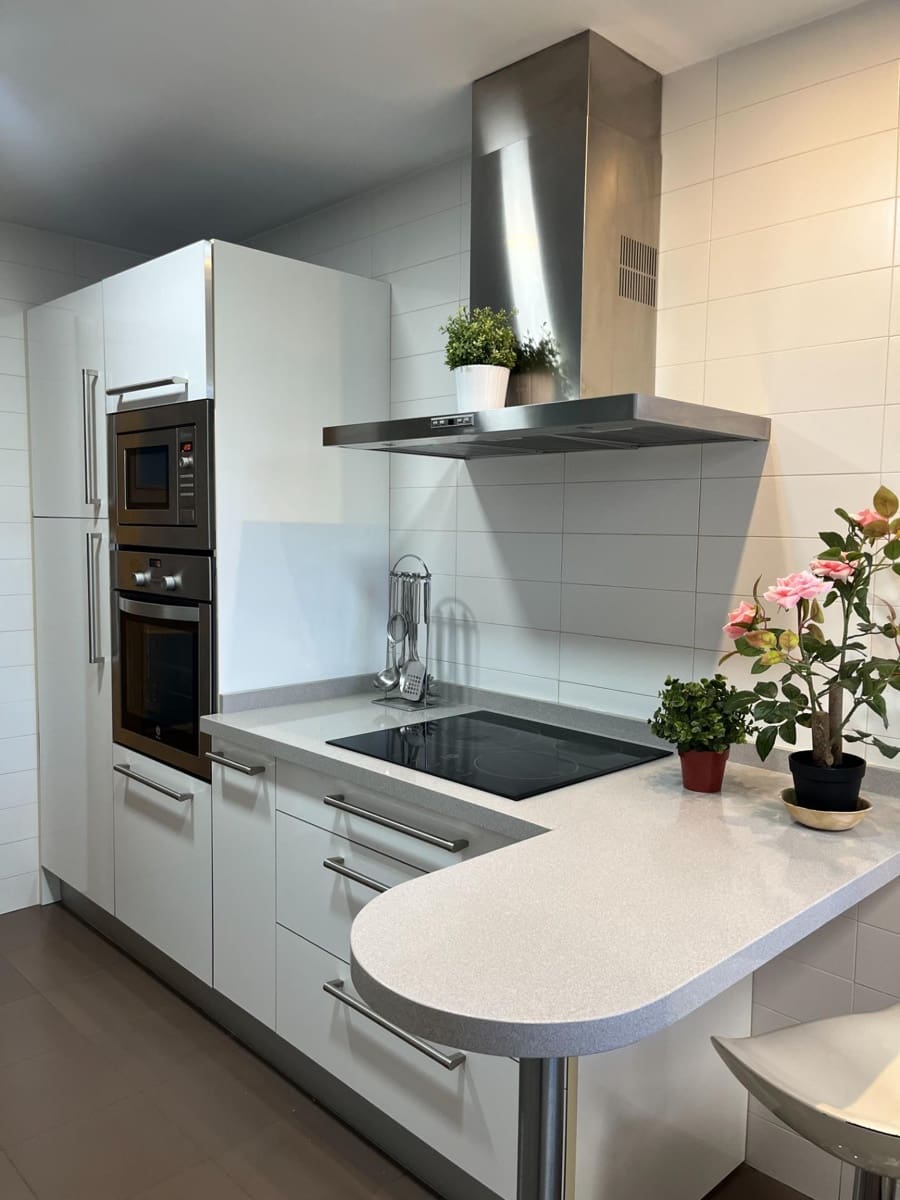 3 bedroom Flat for rent in Granada city with pool garage - € 1,100 (Ref: 9739017)