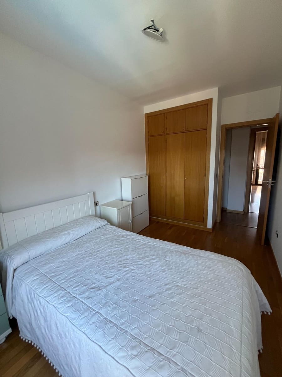 3 bedroom Flat for rent in Granada city with pool garage - € 1,100 (Ref: 9739017)