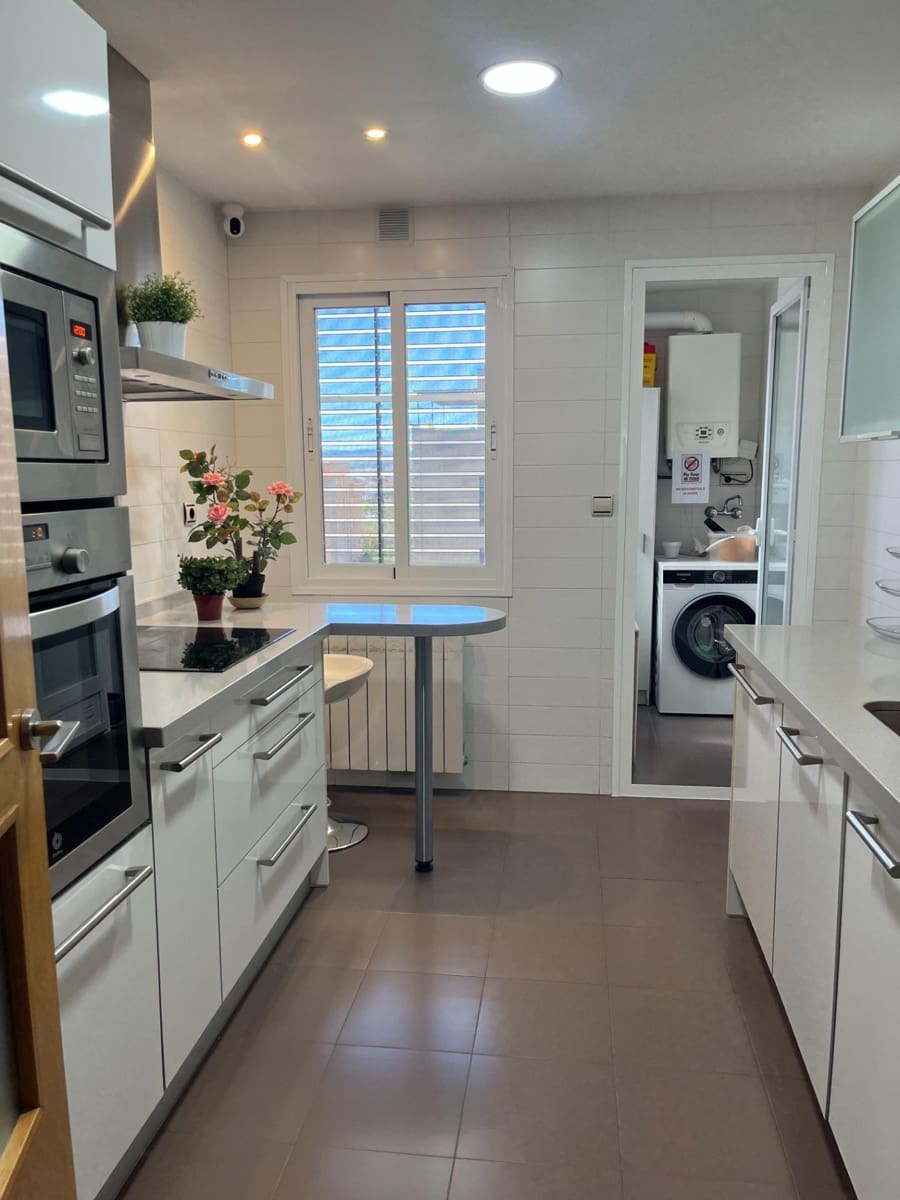 3 bedroom Flat for rent in Granada city with pool garage - € 1,100 (Ref: 9739017)