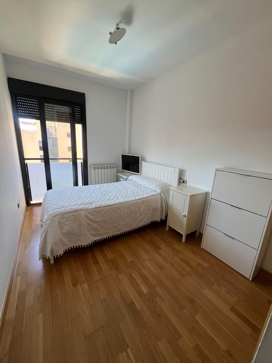 3 bedroom Flat for rent in Granada city with pool garage - € 1,100 (Ref: 9739017)