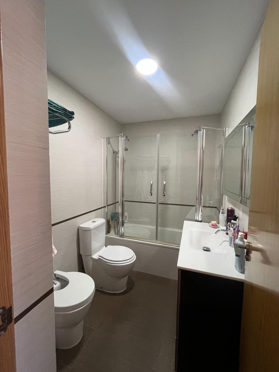 3 bedroom Flat for rent in Granada city with pool garage - € 1,100 (Ref: 9739017)