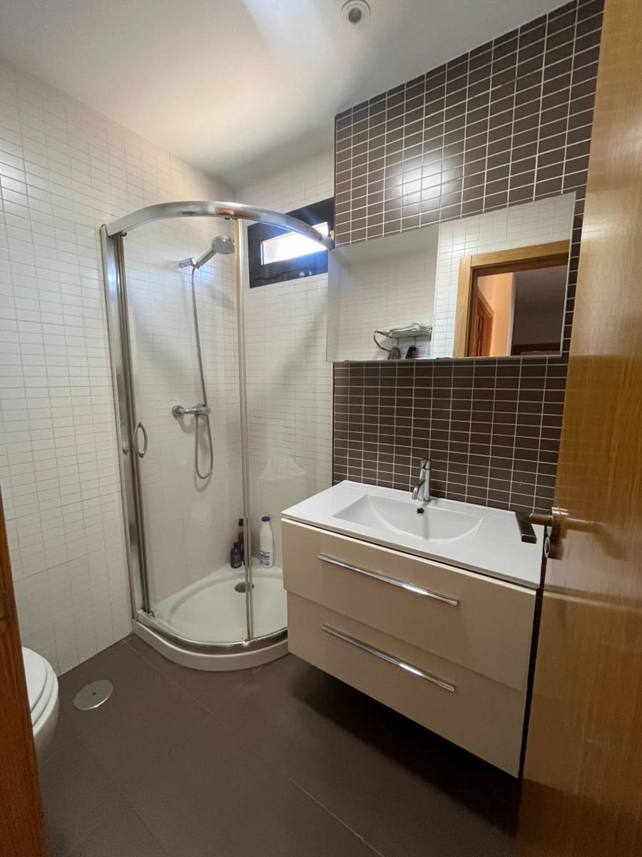 3 bedroom Flat for rent in Granada city with pool garage - € 1,100 (Ref: 9739017)