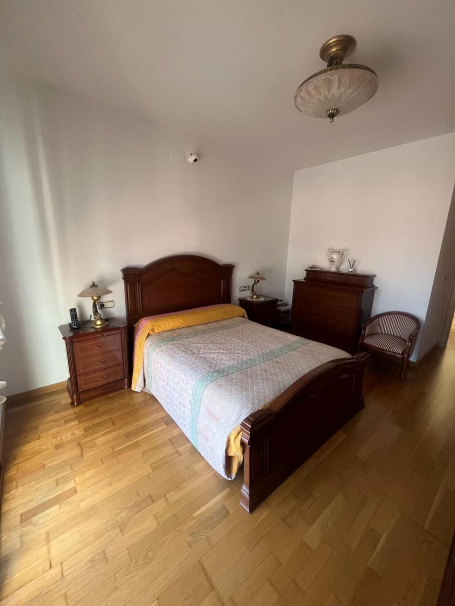 3 bedroom Flat for rent in Granada city with pool garage - € 1,100 (Ref: 9739017)