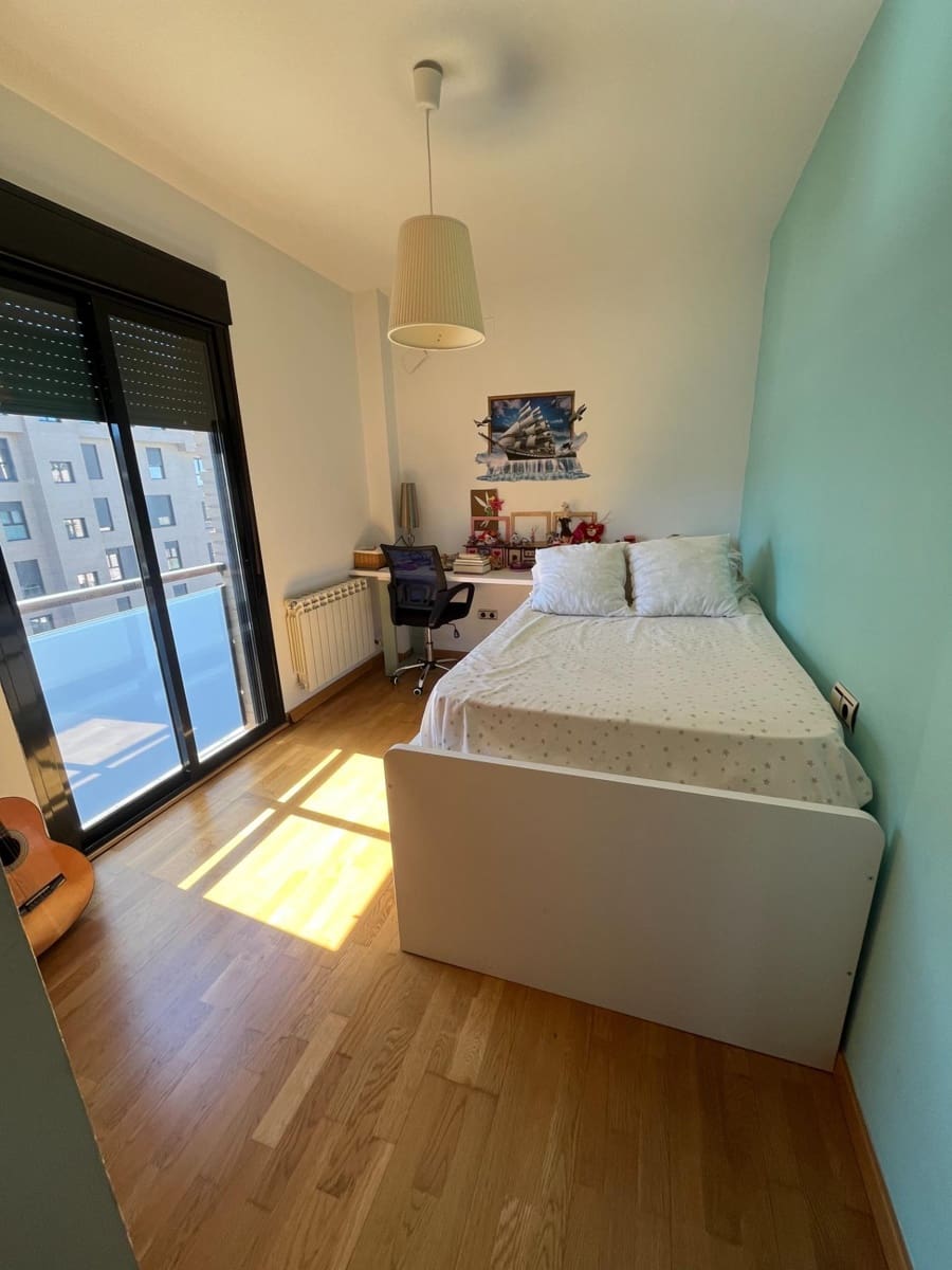 3 bedroom Flat for rent in Granada city with pool garage - € 1,100 (Ref: 9739017)