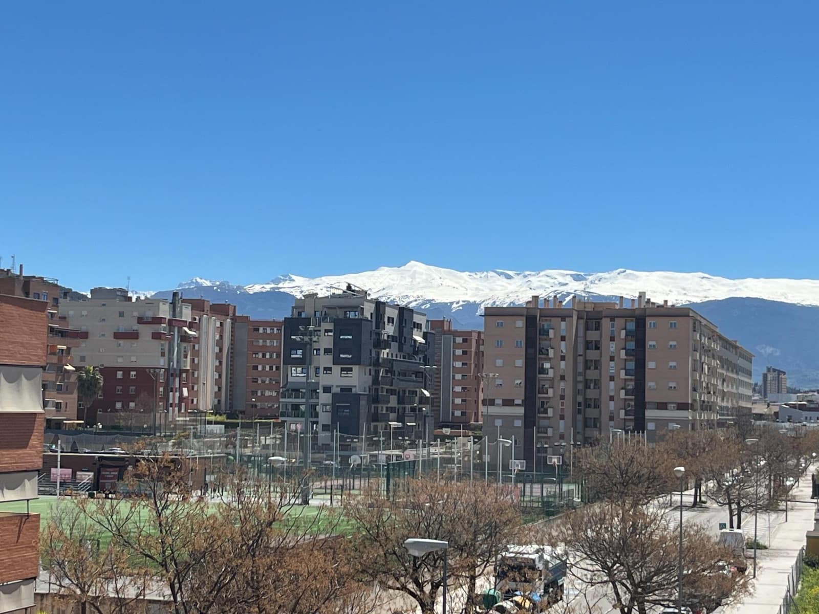 3 bedroom Flat for rent in Granada city with pool garage - € 1,100 (Ref: 9739017)