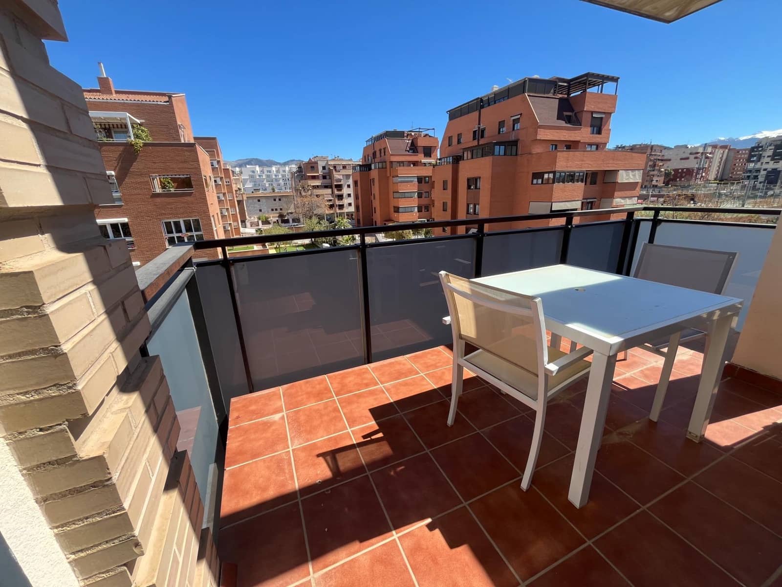 3 bedroom Flat for rent in Granada city with pool garage - € 1,100 (Ref: 9739017)