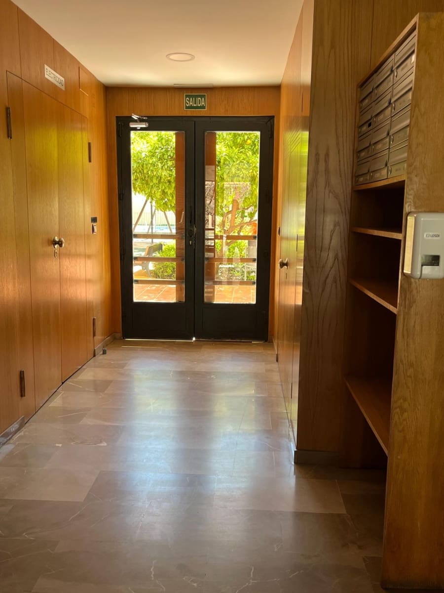 3 bedroom Flat for rent in Granada city with pool garage - € 1,100 (Ref: 9739017)