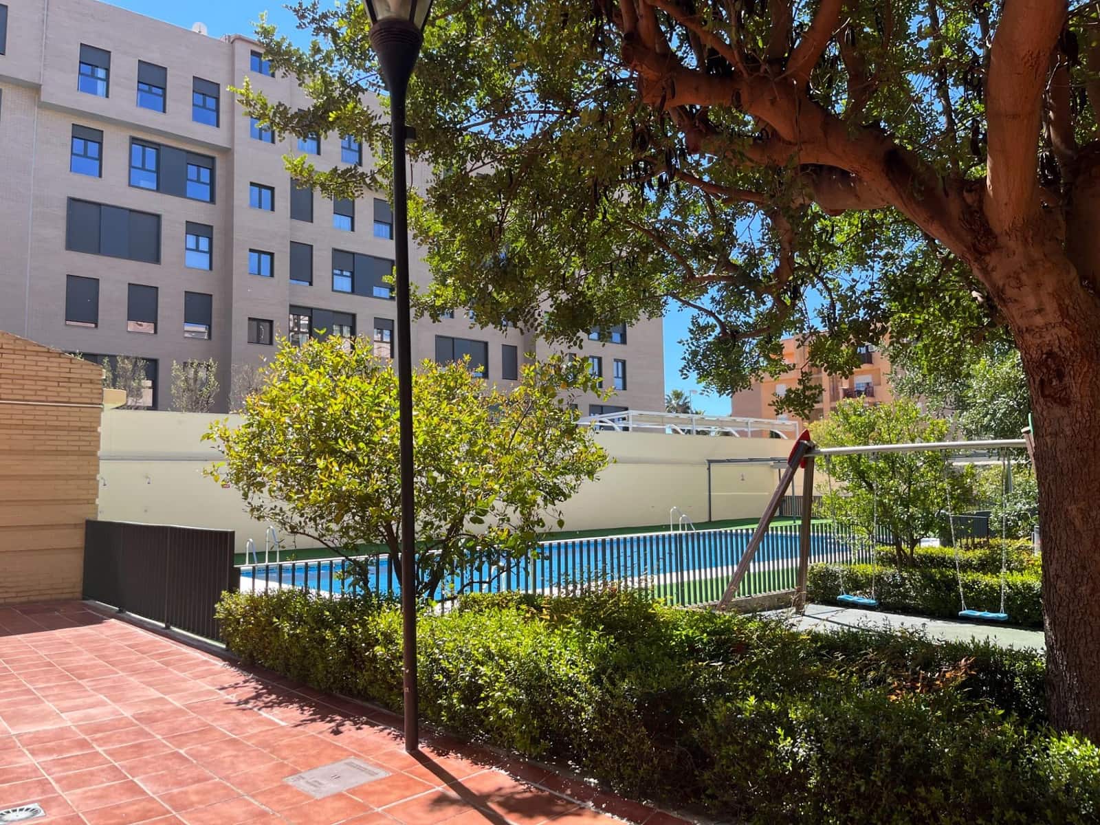 3 bedroom Flat for rent in Granada city with pool garage - € 1,100 (Ref: 9739017)