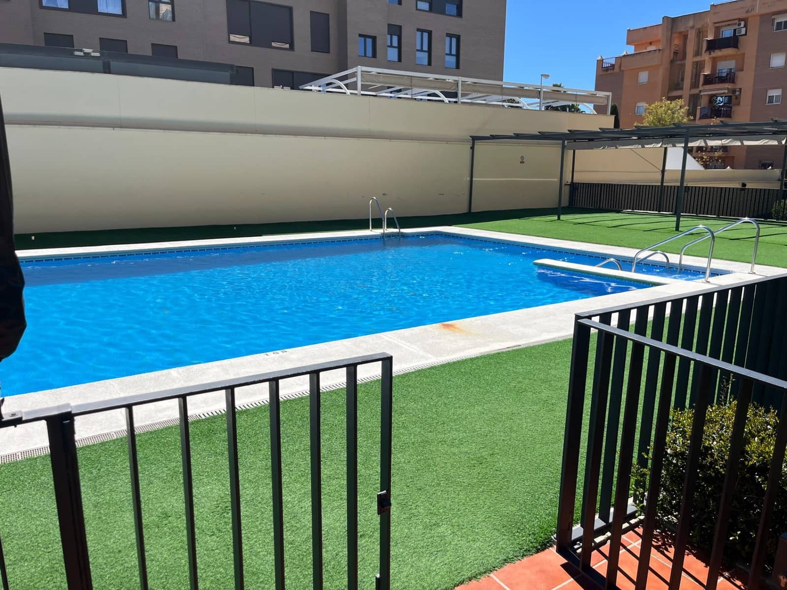 3 bedroom Flat for rent in Granada city with pool garage - € 1,100 (Ref: 9739017)