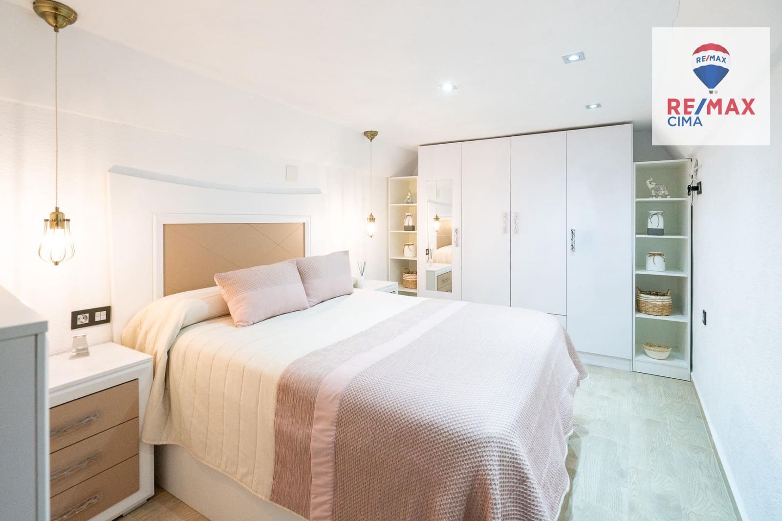 3 bedroom Cave House for sale in Castillejar - € 136,000 (Ref: 9739025)