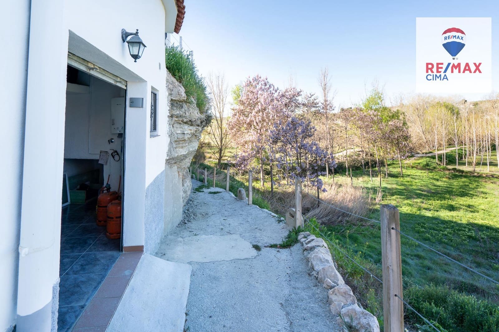 3 bedroom Cave House for sale in Castillejar - € 136,000 (Ref: 9739025)