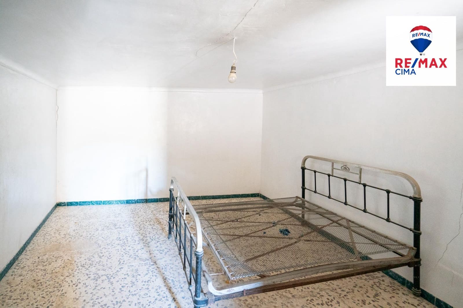 Finca/Country House for sale in Zujar - € 29,900 (Ref: 9744175)