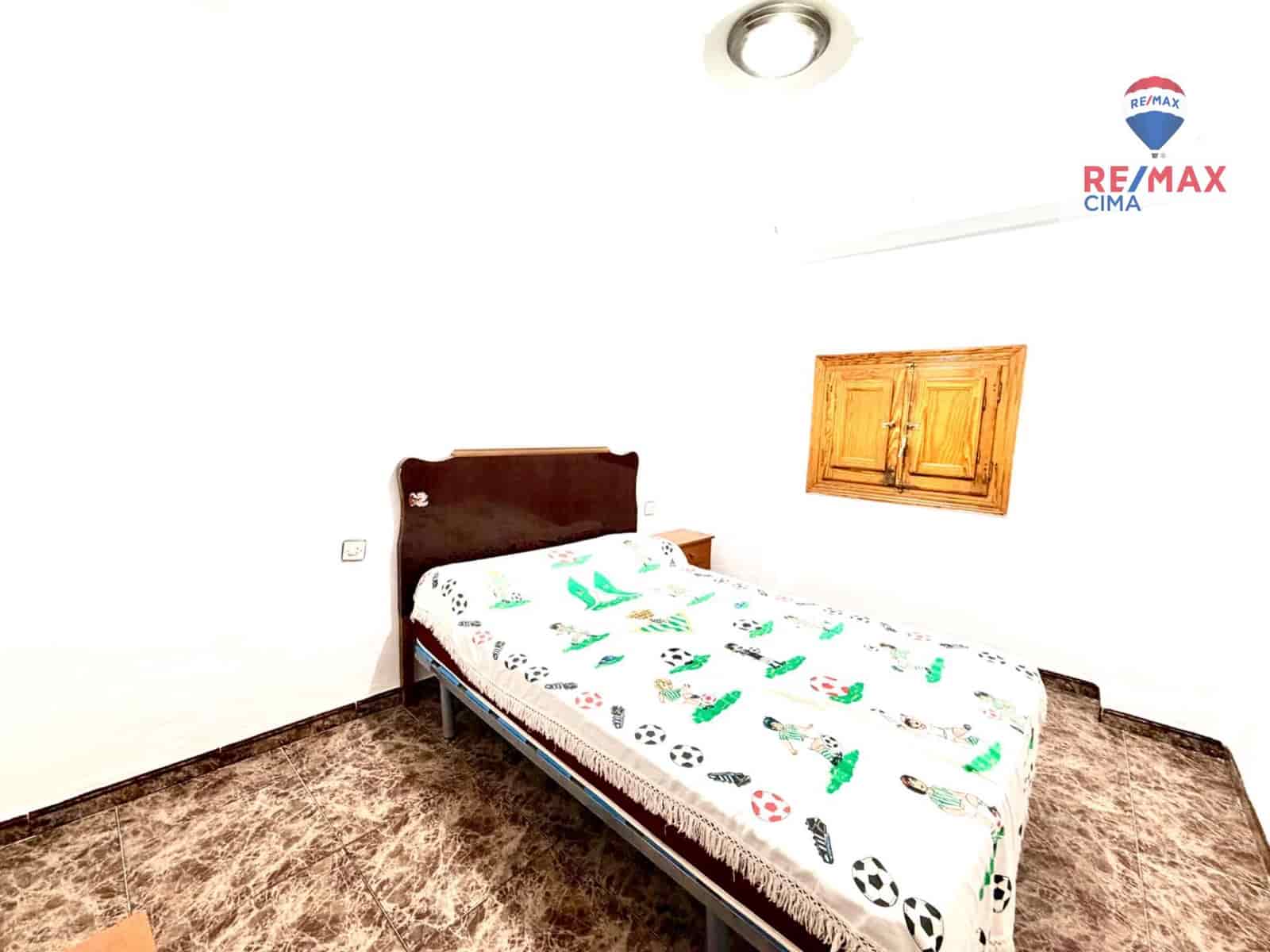 5 makuuhuone Omakotitalo myytävänä paikassa Cullar mukana 
autotalli - 55 000 € (Ref: 9773287)