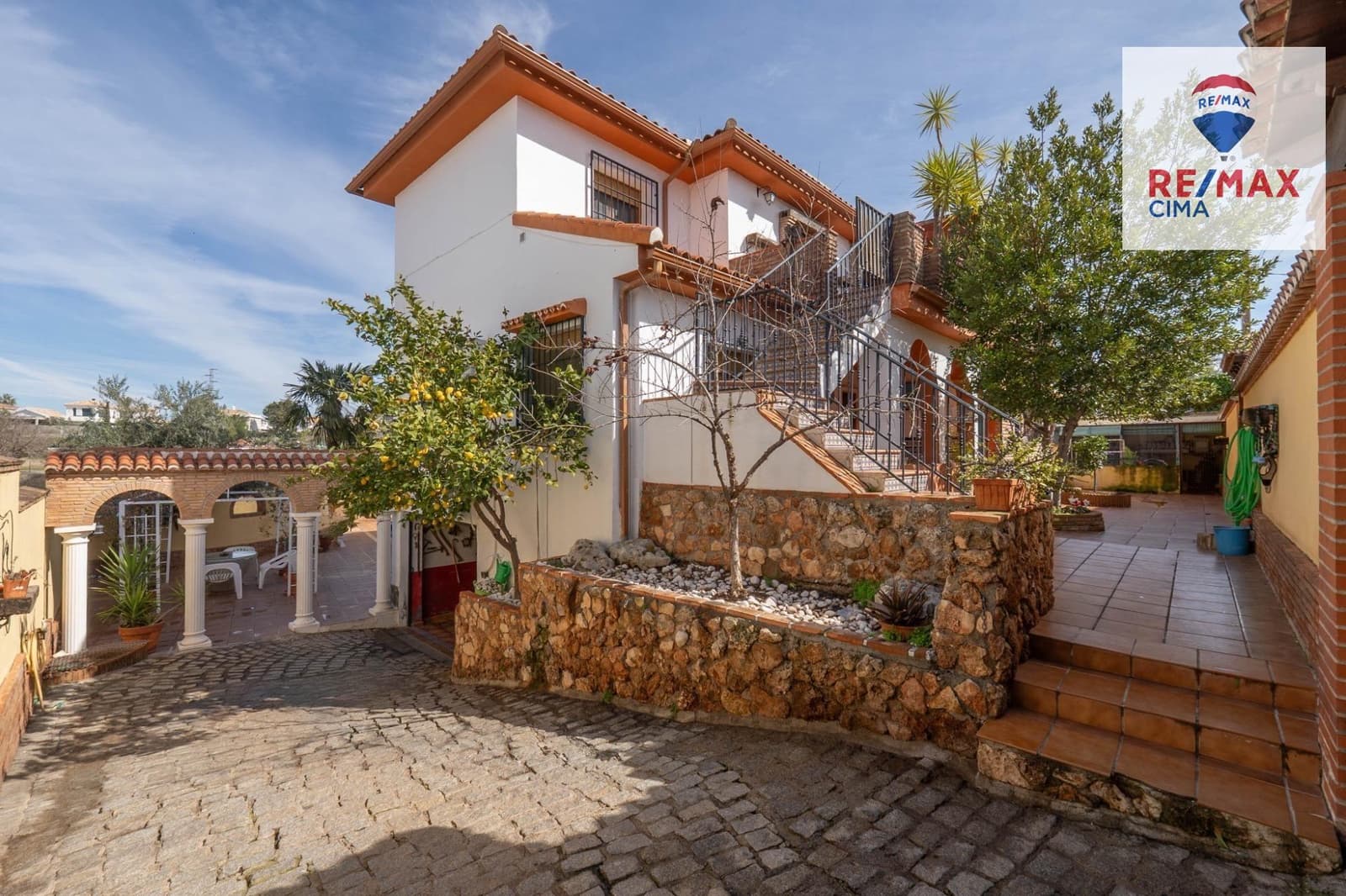 6 bedroom Villa for sale in Otura with pool garage - € 399,000 (Ref: 9786986)