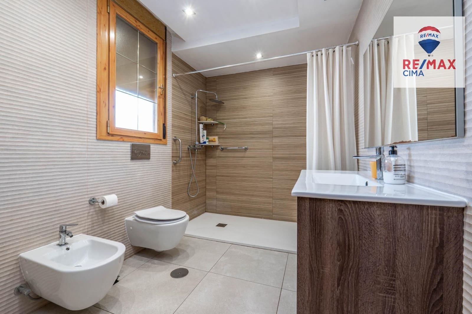 6 bedroom Villa for sale in Otura with pool garage - € 399,000 (Ref: 9786986)