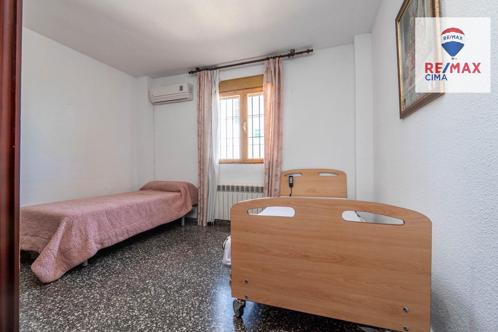 6 bedroom Villa for sale in Otura with pool garage - € 399,000 (Ref: 9786986)