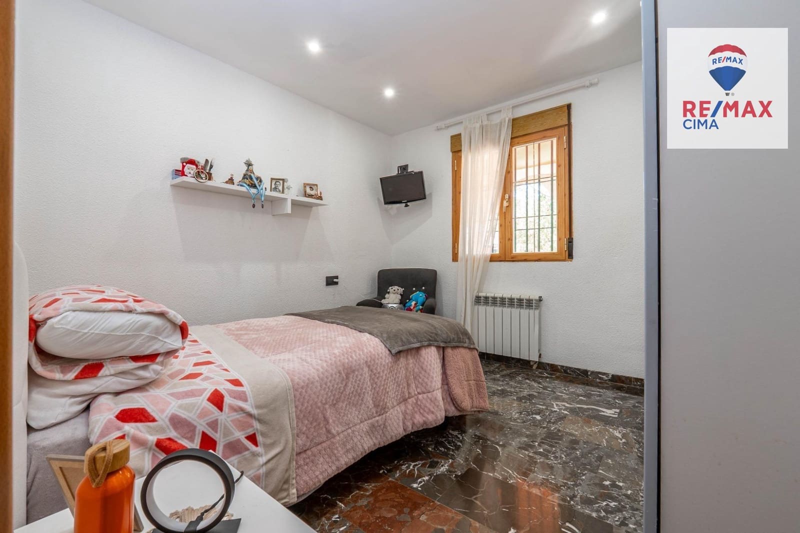 6 bedroom Villa for sale in Otura with pool garage - € 399,000 (Ref: 9786986)