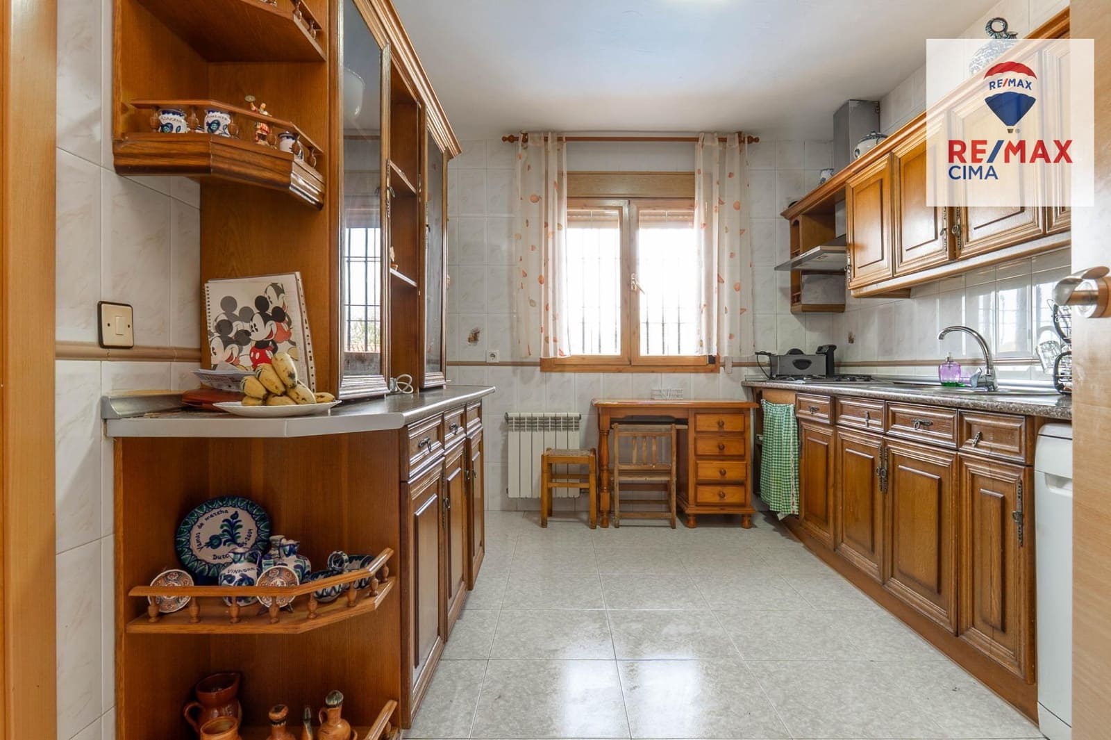 6 bedroom Villa for sale in Otura with pool garage - € 399,000 (Ref: 9786986)