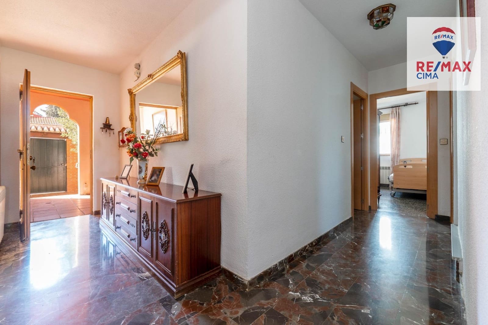 6 bedroom Villa for sale in Otura with pool garage - € 399,000 (Ref: 9786986)