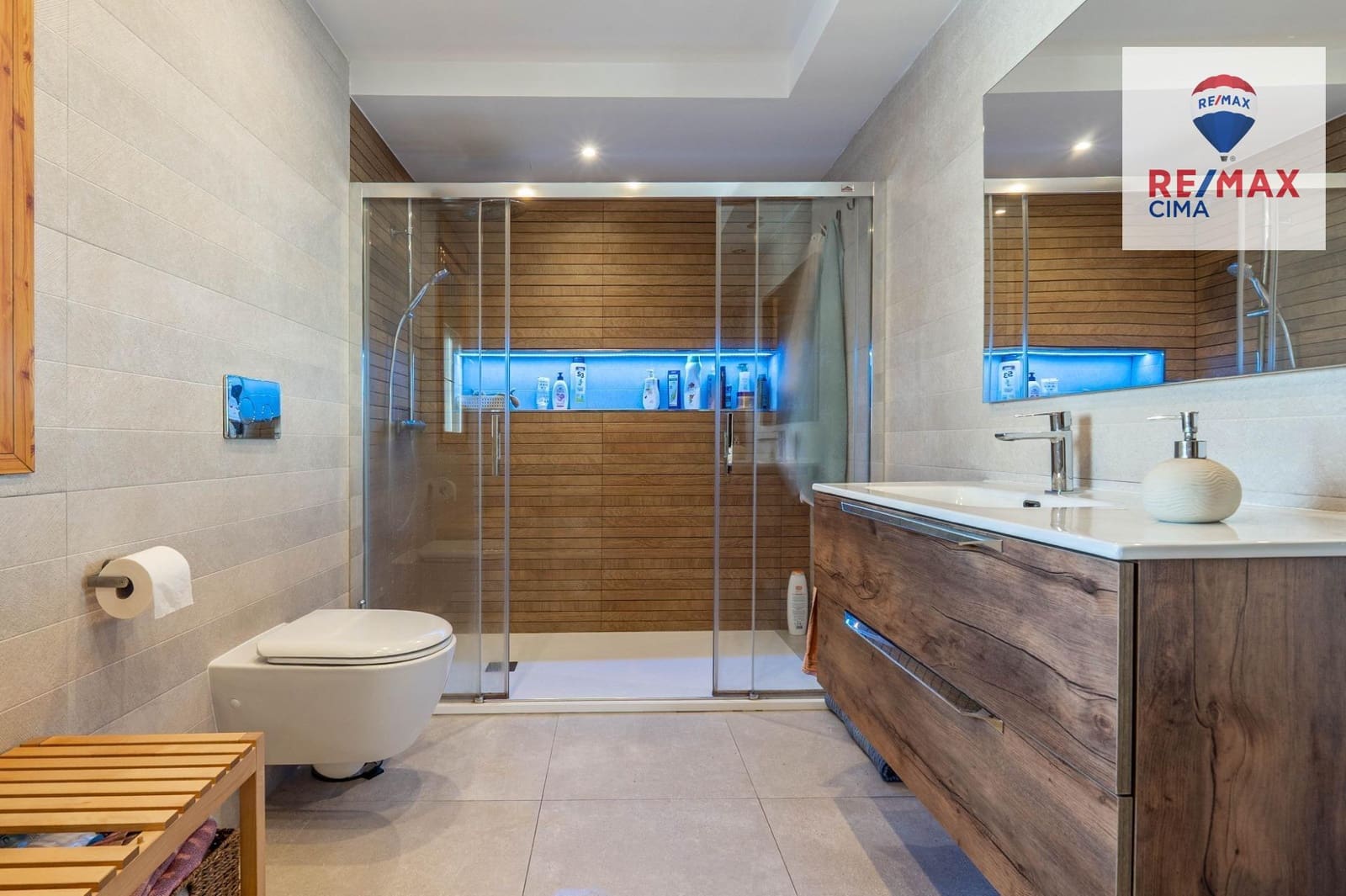 6 bedroom Villa for sale in Otura with pool garage - € 399,000 (Ref: 9786986)