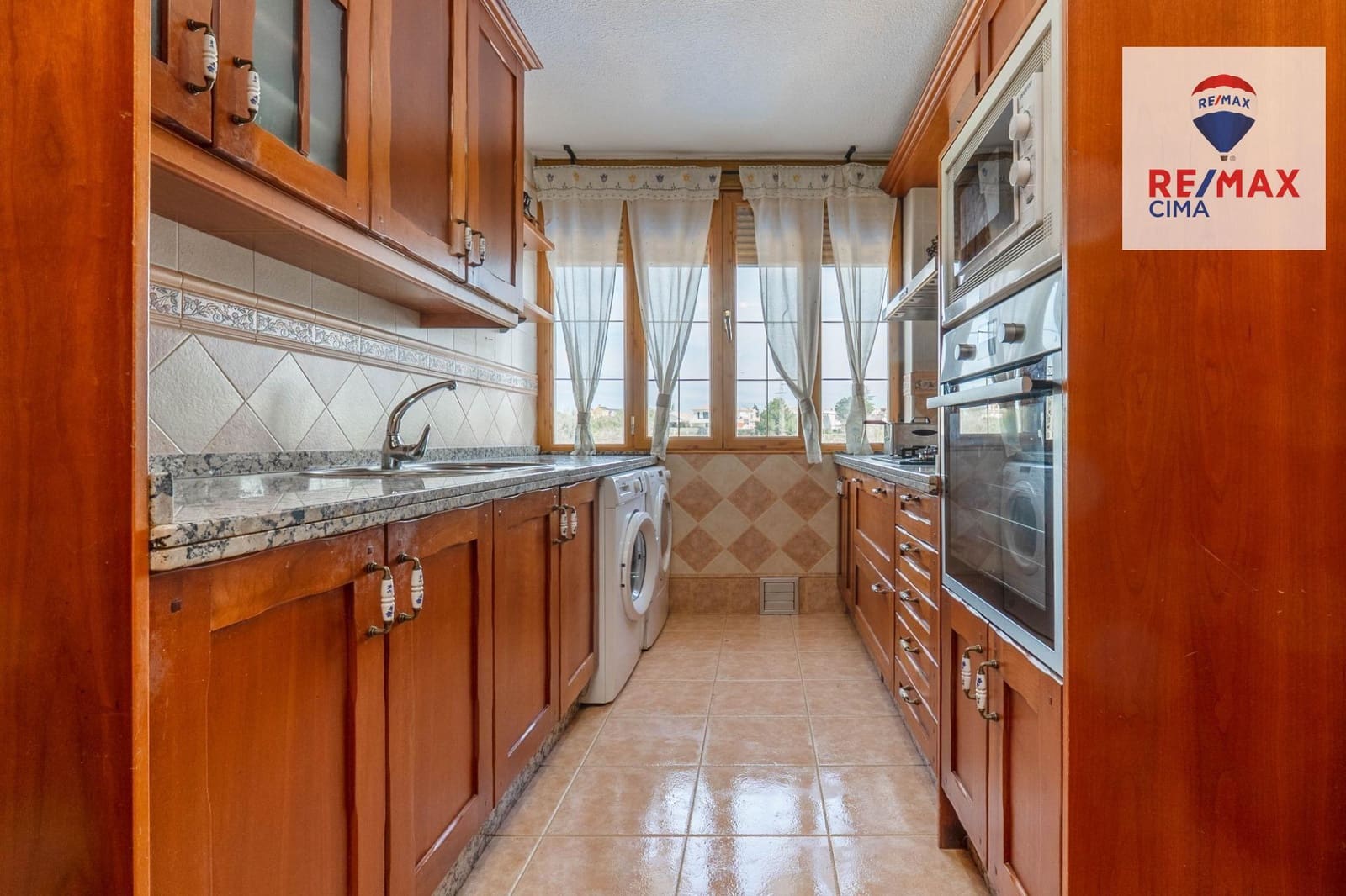 6 bedroom Villa for sale in Otura with pool garage - € 399,000 (Ref: 9786986)