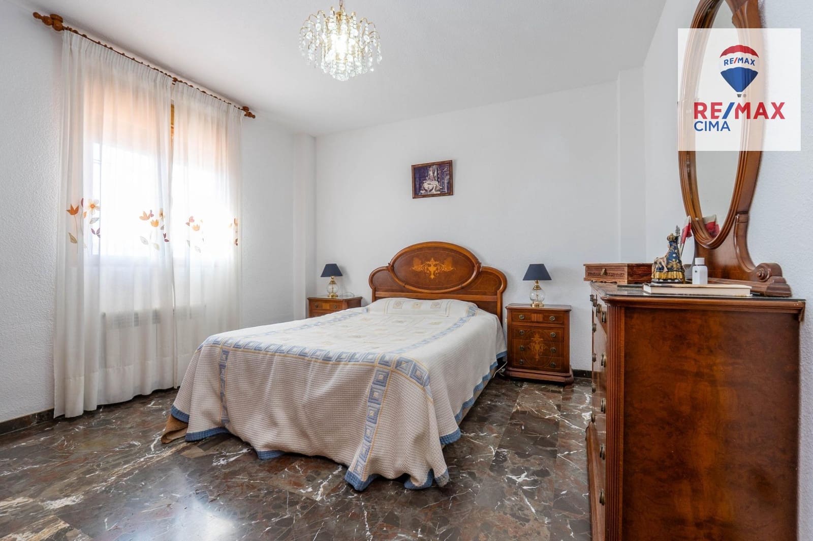 6 bedroom Villa for sale in Otura with pool garage - € 399,000 (Ref: 9786986)