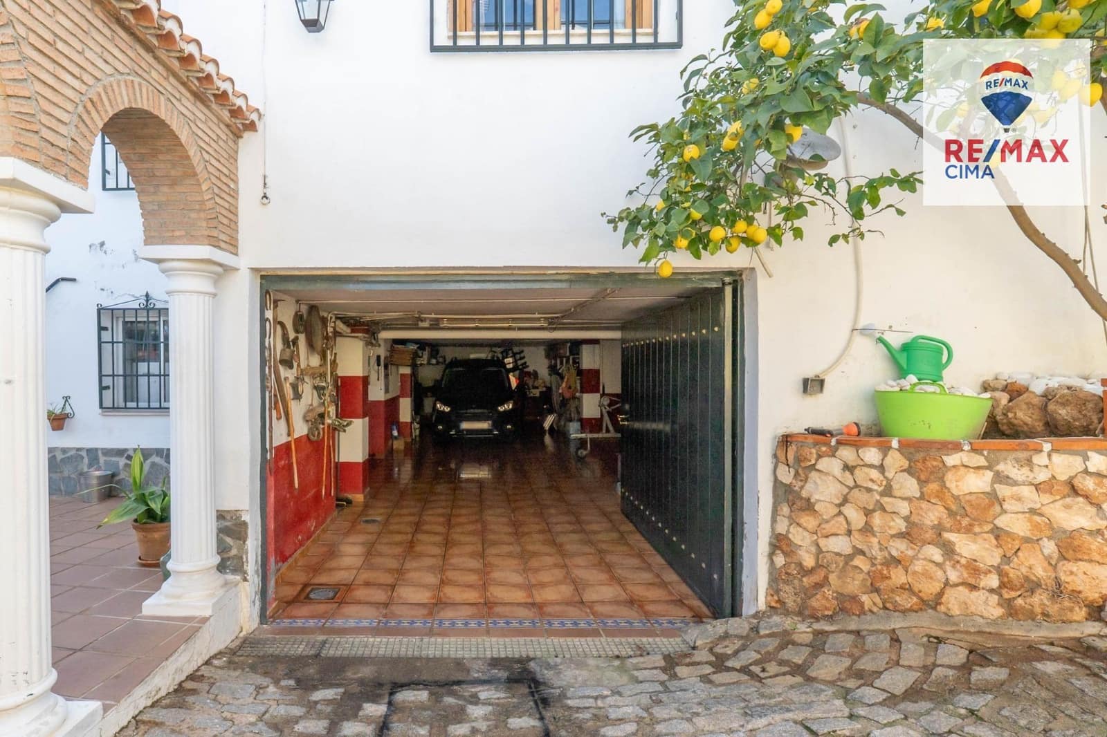 6 bedroom Villa for sale in Otura with pool garage - € 399,000 (Ref: 9786986)