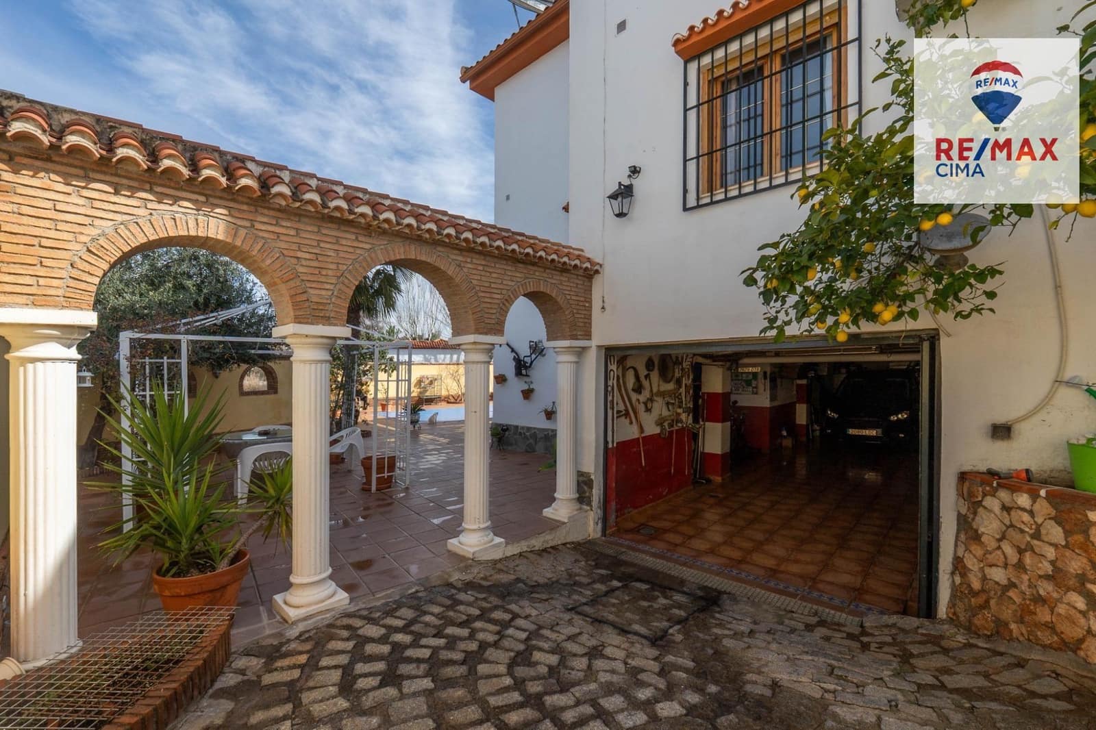 6 bedroom Villa for sale in Otura with pool garage - € 399,000 (Ref: 9786986)