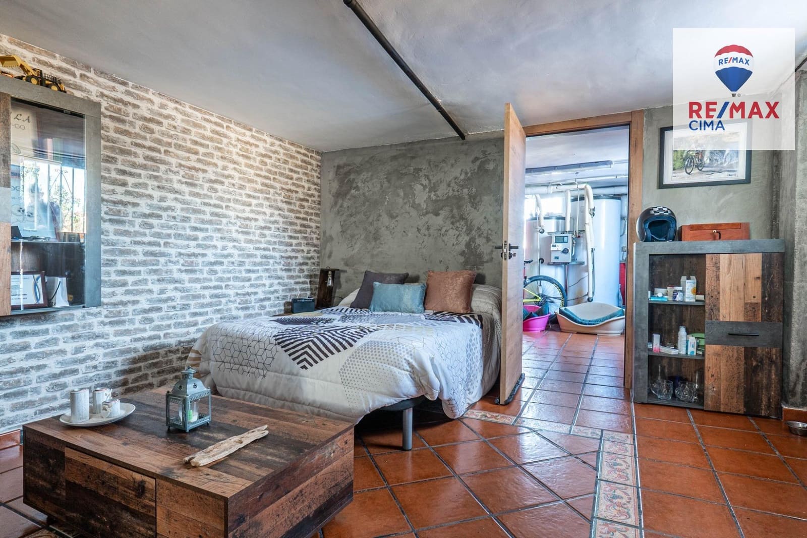 6 bedroom Villa for sale in Otura with pool garage - € 399,000 (Ref: 9786986)