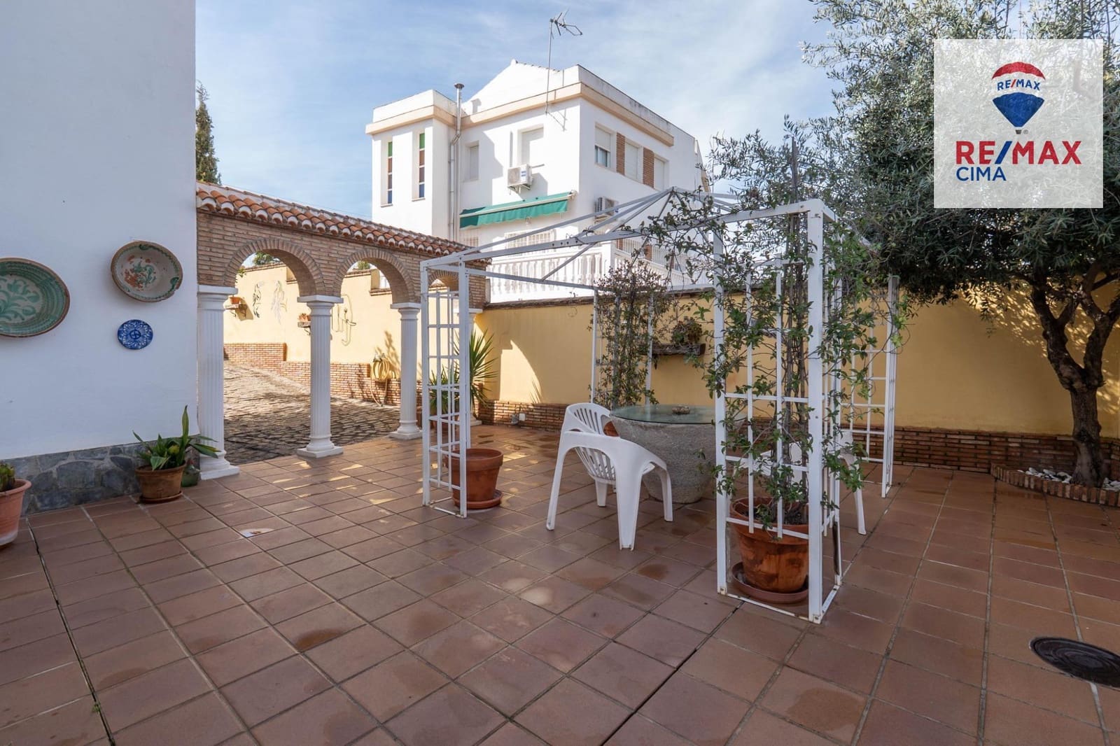 6 bedroom Villa for sale in Otura with pool garage - € 399,000 (Ref: 9786986)