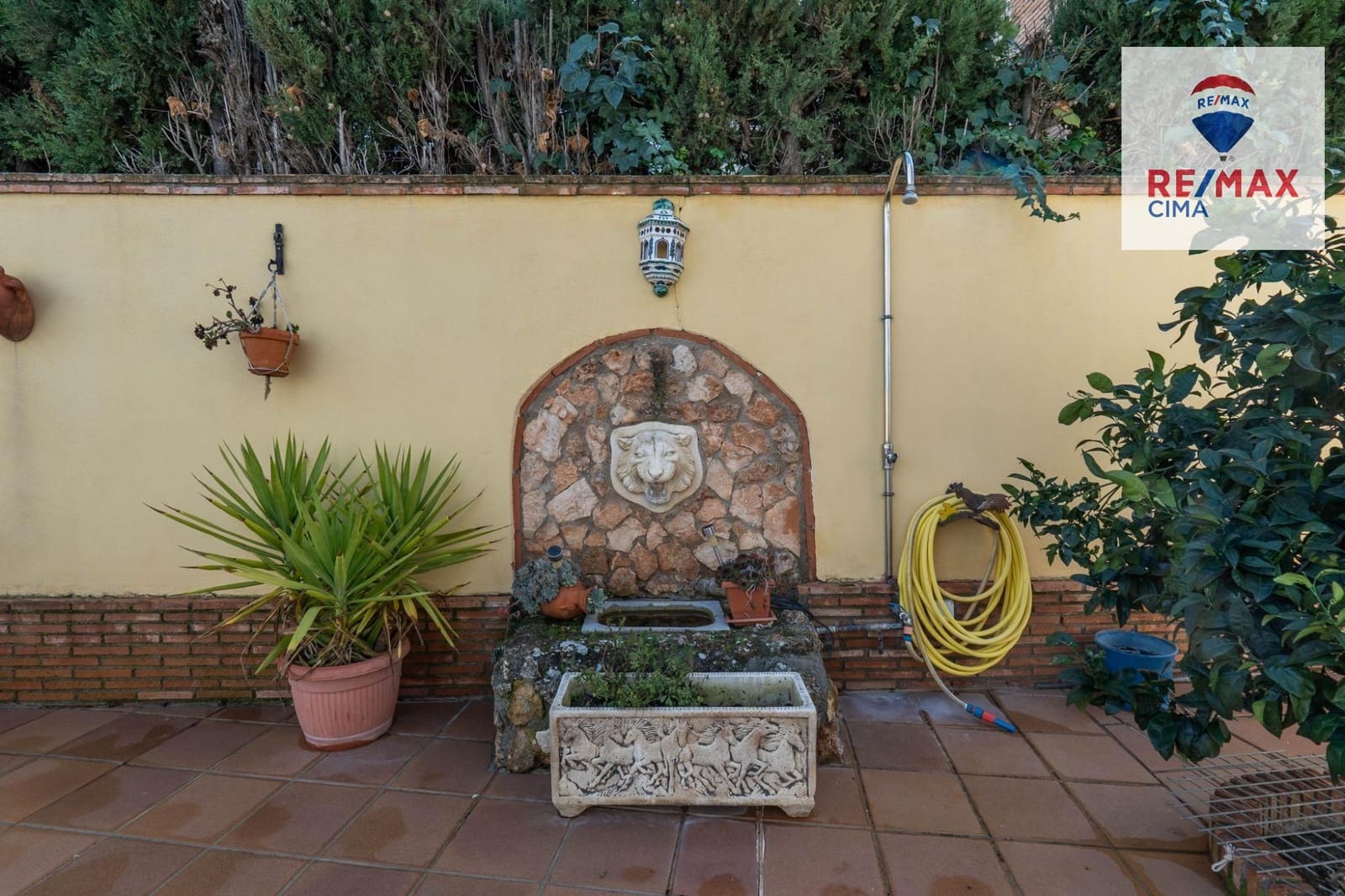 6 bedroom Villa for sale in Otura with pool garage - € 399,000 (Ref: 9786986)